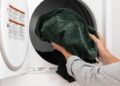 Clothes Care Tips: गर्मियों में कपड़ों का रंग पड़ जाता है फीका? अपनाएं ये आसान तरीके, लंबे समय तक बनी रहेगी चमक