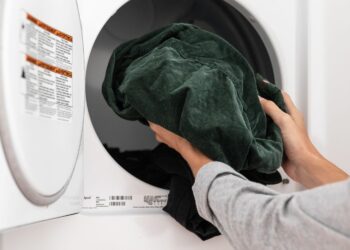 Clothes Care Tips: गर्मियों में कपड़ों का रंग पड़ जाता है फीका? अपनाएं ये आसान तरीके, लंबे समय तक बनी रहेगी चमक