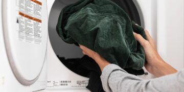 Clothes Care Tips: गर्मियों में कपड़ों का रंग पड़ जाता है फीका? अपनाएं ये आसान तरीके, लंबे समय तक बनी रहेगी चमक