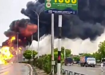 Kaushambi Tanker Blast: भीषण आग और धमाकों के बीच टोल कर्मचारियों ने छत से कूदकर बचाई जान, चालक की दर्दनाक मौत