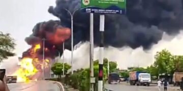 Kaushambi Tanker Blast: भीषण आग और धमाकों के बीच टोल कर्मचारियों ने छत से कूदकर बचाई जान, चालक की दर्दनाक मौत