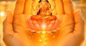 Morning Mantra For Success: सुबह उठते ही करें हथेलियों के दर्शन, शास्त्रों में बताया गया सफलता और सकारात्मकता का मंत्र