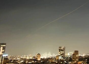Iran Israel Conflict: बेरूत में इजरायली एयर स्ट्राइक के बाद ईरान ने दागीं मिसाइलें,  तेल अबीब हुआ धुआं धुआं, ट्रंप ने नेतन्याहू से क्या की अपील