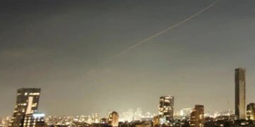 Iran Israel Conflict: बेरूत में इजरायली एयर स्ट्राइक के बाद ईरान ने दागीं मिसाइलें,  तेल अबीब हुआ धुआं धुआं, ट्रंप ने नेतन्याहू से क्या की अपील