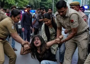 Meerut Crime News: बॉयफ्रेंड से मिलने आई युवती ने सड़क पर किया हंगामा, पुलिस से बहस का वीडियो हुआ वायरल