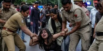 Meerut Crime News: बॉयफ्रेंड से मिलने आई युवती ने सड़क पर किया हंगामा, पुलिस से बहस का वीडियो हुआ वायरल