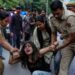 Meerut Crime News: बॉयफ्रेंड से मिलने आई युवती ने सड़क पर किया हंगामा, पुलिस से बहस का वीडियो हुआ वायरल
