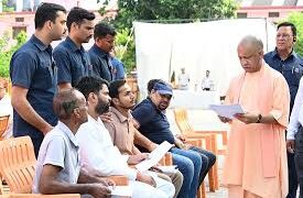 CM Yogi ने जनता दर्शन में कैंसर पीड़ितों को दिलाया इलाज का भरोसा और राजस्व मामलों के समय पर होने के दिए निर्देश