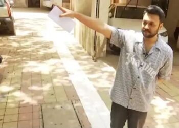 Society Controversy: मुंबई की एक हाउसिंग सोसायटी में धार्मिक परंपरा के लिए बनाई गई लाइन, बनी बहस का कारण