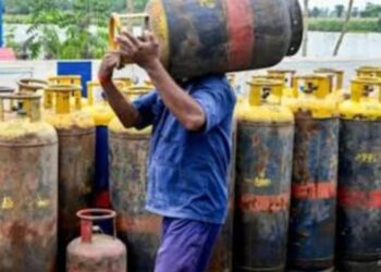 LPG Supply Restrictions: घरेलू उत्पादन बढ़ते ही सरकार ने जंग के दौरान LPG पर लगी पाबंदियां हटाईं , उद्योगों को राहत मिली