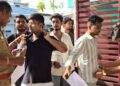 उत्तर प्रदेश पुलिस भर्ती परीक्षा 2026 के लिए तैयारियां पूरी कर ली गई हैं। तीन दिनों तक चलने वाली परीक्षा में लाखों अभ्यर्थी शामिल होंगे। भर्ती बोर्ड ने परीक्षा केंद्रों पर समय से पहुंचने और चप्पल पहनकर आने की सलाह दी है।