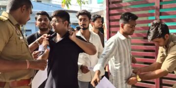 उत्तर प्रदेश पुलिस भर्ती परीक्षा 2026 के लिए तैयारियां पूरी कर ली गई हैं। तीन दिनों तक चलने वाली परीक्षा में लाखों अभ्यर्थी शामिल होंगे। भर्ती बोर्ड ने परीक्षा केंद्रों पर समय से पहुंचने और चप्पल पहनकर आने की सलाह दी है।