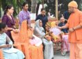 जनता दर्शन में छात्रा की गुहार सुन भावुक हुए सीएम योगी, BTech की पढ़ाई के लिए मदद का दिया भरोसा