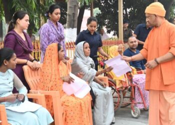 जनता दर्शन में छात्रा की गुहार सुन भावुक हुए सीएम योगी, BTech की पढ़ाई के लिए मदद का दिया भरोसा