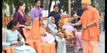 जनता दर्शन में छात्रा की गुहार सुन भावुक हुए सीएम योगी, BTech की पढ़ाई के लिए मदद का दिया भरोसा