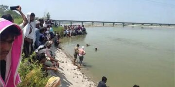 Tragic Incident: गंगा स्नान के दौरान बड़ा हादसा, तेज बहाव में बह गए दो, चार को बचाया गया, लापता की तलाश में जुटी NDRF