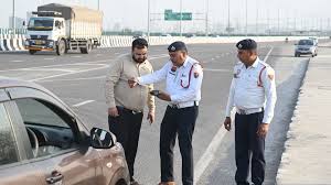 Noida Traffic Rules: नोएडा से ग्रेटर नोएडा तक ट्रैफिक नियमों की उड़ रही धज्जियां, हर महीने लाखों का काट रहा चालान