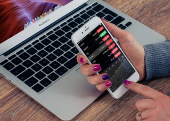 Laptop-Smartphone Charging: फोन और लैपटॉप चार्ज करने में सालभर में कितनी बिजली खर्च होती है? जानिए क्या है सच