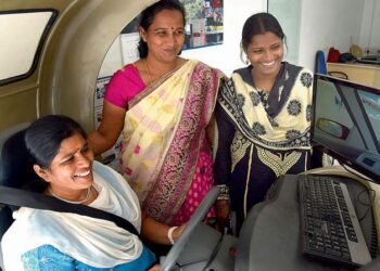 गौतमबुद्धनगर में बढ़ा महिलाओं का ड्राइविंग क्रेज, ढाई साल में 12 हजार से ज्यादा ने बनवाया लाइसेंस