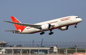 दिल्ली में खराब मौसम के चलते तीन विमान लखनऊ डायवर्ट, घंटों बाद रवाना हुए यात्री
