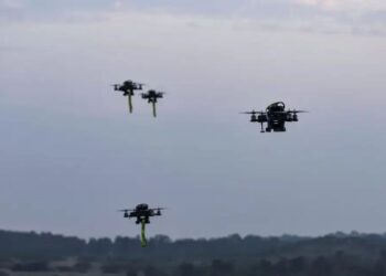 Spotted Suspicious Drones : मेरठ सैन्य क्षेत्र के ऊपर मंडराए पांच ड्रोन, दो मार गिराए, सुरक्षा एजेंसियां अलर्ट, जांच तेज