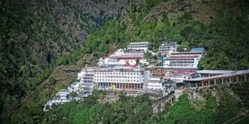 Vaishno Devi Yatra: माता वैष्णो देवी यात्रा पर भूस्खलन का असर, बैटरी कार मार्ग बंद, हेलीकॉप्टर सेवा भी रही प्रभावित
