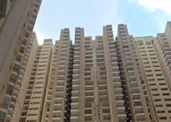Home in Noida: कहां तक पहुंची छोटे 2BHK फ्लैट की कीमत, क्यों नोएडा में घर खरीदना हो गया मुश्किल?