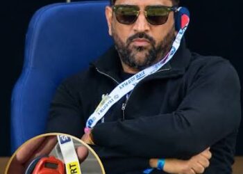 MS Dhoni के कान में दिखा खास डिवाइस क्या है? जानिए क्या है इसका फ़ायदा और कैसे करता है काम