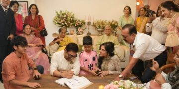 Aamir Gauri Marriage: एक दूजे के हुए आमिर – गौरी, सादगी से हुई कोर्ट मैरिज, परिवार और करीबी बने खास पल के गवाह