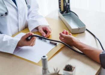 Mens Health Tips: 50 की उम्र के बाद पुरुष जरूर कराएं ये मेडिकल टेस्ट, समय रहते पता चल सकती हैं गंभीर बीमारियां
