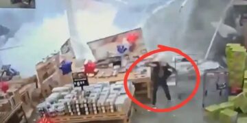 New Jersey Roof Collapse: भारी बारिश के बीच सुपरमार्केट की छत गिरी, बाल-बाल बचे 27 लोग, हादसे ने खड़े किए सवाल