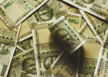 Cash Deposit Rule: बैंक में ₹10 लाख से ज्यादा कैश जमा करने से पहले जान लें नियम, कब आ सकता है इनकम टैक्स का नोटिस?