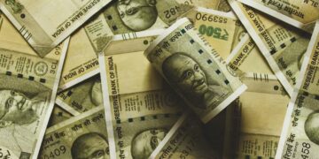 Cash Deposit Rule: बैंक में ₹10 लाख से ज्यादा कैश जमा करने से पहले जान लें नियम, कब आ सकता है इनकम टैक्स का नोटिस?