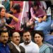 Delhi Protest: संसद मार्च में घायल छात्रा ICU में, चोट को लेकर दो दावे, केजरीवाल-नड्डा से राहुल-प्रियंका तक अस्पताल पहुंचे