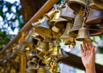 Temple Bell Mystery: भारत के रहस्यमयी मंदिर, जहां मान्यता के अनुसार बिना छुए बजने लगती हैं घंटियां