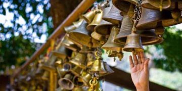 Temple Bell Mystery: भारत के रहस्यमयी मंदिर, जहां मान्यता के अनुसार बिना छुए बजने लगती हैं घंटियां