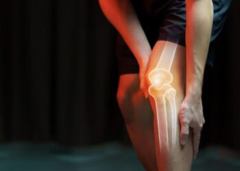 Bone Cancer Symptoms: लगातार हड्डियों का दर्द हो सकता है बोन कैंसर का शुरुआती संकेत, जानें किन लक्षणों को न करें नजरअंदाज