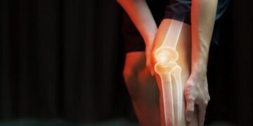 Bone Cancer Symptoms: लगातार हड्डियों का दर्द हो सकता है बोन कैंसर का शुरुआती संकेत, जानें किन लक्षणों को न करें नजरअंदाज