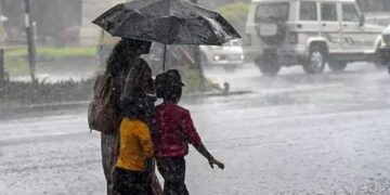 UP Weather Update: पश्चिमी और पूर्वी यूपी में उमस से बेहाल लोग, 19 जुलाई से तेज बारिश की संभावना बढ़ी
