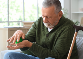 Parkinson’s Disease: जानें क्या होते हैं इस बीमारी के लक्षण, क्या समय पर इलाज है सबसे जरूरी