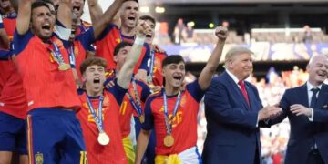 World Cup Ceremony: स्पेन की विश्व कप जीत के बाद ट्रॉफी समारोह में डोनाल्ड ट्रंप का मंच ना छोड़ने पर छिड़ी बहस