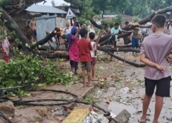 Power Cut : सीतापुर में बारिश, आंधी से बिजली व्यवस्था चरमराई, 1975 गांवों की सप्लाई ठप,घंटों गुल रही बिजली, पेयजल को तरसे लोग