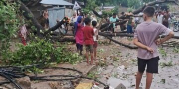 Power Cut : सीतापुर में बारिश, आंधी से बिजली व्यवस्था चरमराई, 1975 गांवों की सप्लाई ठप,घंटों गुल रही बिजली, पेयजल को तरसे लोग