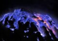 Blue Fire Volcano: इस ज्वालामुखी से नहीं निकलता लाल लावा, रात में दिखाई देती है रहस्यमयी आग