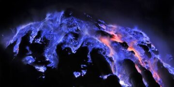 Blue Fire Volcano: इस ज्वालामुखी से नहीं निकलता लाल लावा, रात में दिखाई देती है रहस्यमयी आग
