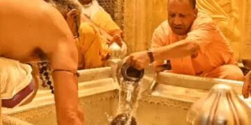Sawan 2026: सावन के पहले दिन बाबा विश्वनाथ के दरबार पहुंचे CM योगी, प्रदेशवासियों के सुख-समृद्धि की कामना की