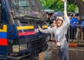 Mumbai Students Protest : ग्लैमर की दुनिया से बगावत के रास्ते तक, चलती पुलिस वैन के सामने खड़ी हुई, जानिए कौन हैं वायरल ‘मिस्ट्री गर्ल’