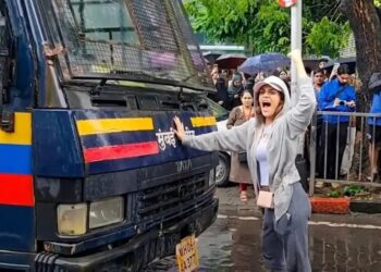 Mumbai Students Protest : ग्लैमर की दुनिया से बगावत के रास्ते तक, चलती पुलिस वैन के सामने खड़ी हुई, जानिए कौन हैं वायरल ‘मिस्ट्री गर्ल’