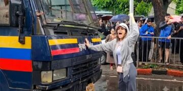 Mumbai Students Protest : ग्लैमर की दुनिया से बगावत के रास्ते तक, चलती पुलिस वैन के सामने खड़ी हुई, जानिए कौन हैं वायरल ‘मिस्ट्री गर्ल’