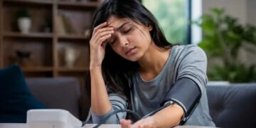 Health Tips : बार-बार चक्कर, कमजोरी को न करें नजरअंदाज, कम उम्र में भी हो सकता है लो ब्लड प्रेशर, जानिए इसके लक्षण और बचाव के तरीके